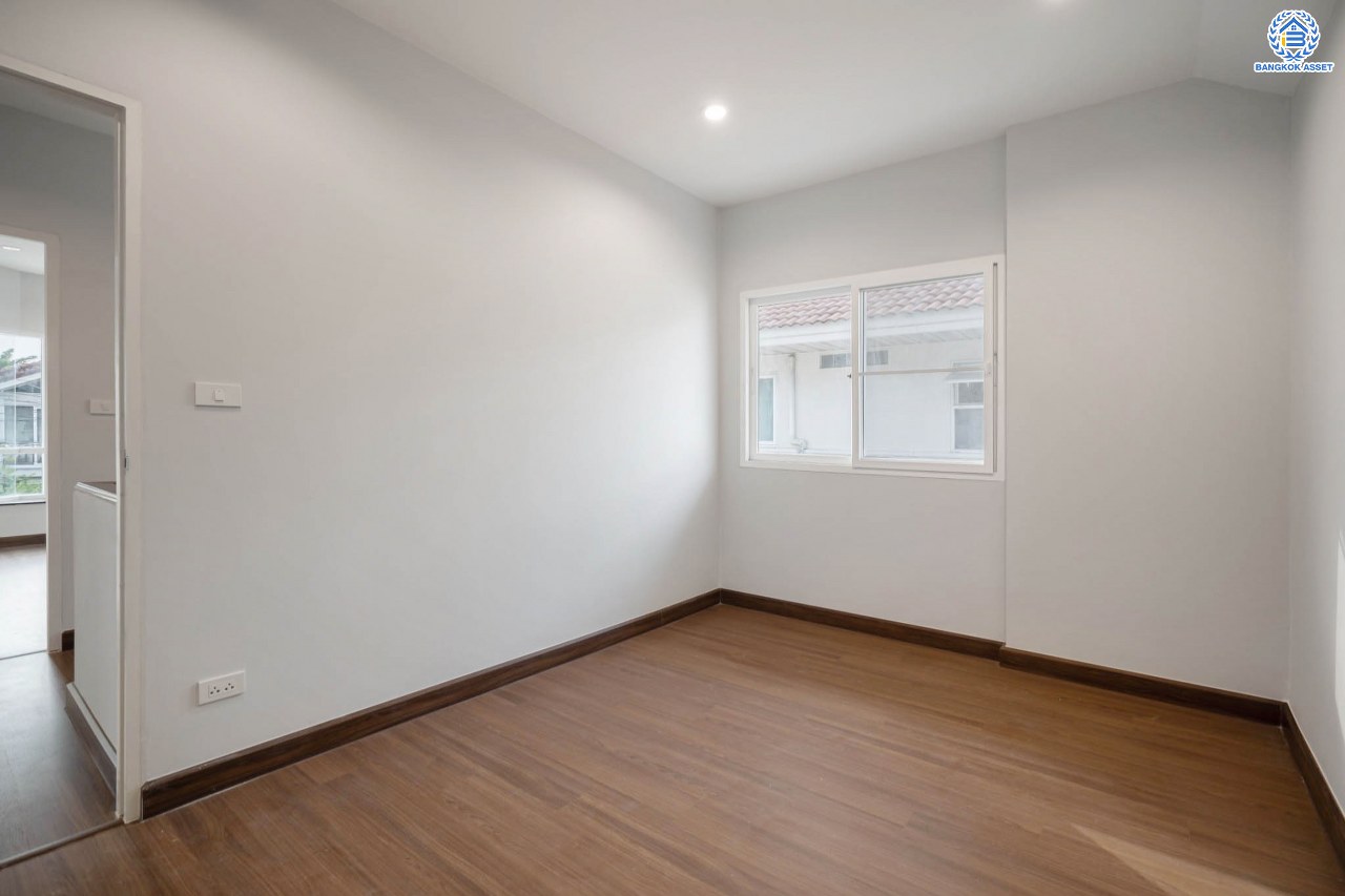 บ้านมือสองตกแต่งใหม่ โครงการ ศุภาลัยการ์เด้นวิลล์ แจ้งวัฒนะ-หลักสี่ เนื้อที่กว่า 63.7 ตร.ว. ฟังก์ชันครบ 3 ห้องนอน 3 ห้องน้ำ 2 ที่จอดรถ บ้านสวย พร้อมเข้าอยู่ ตอบโจทย์ทุกครอบครัว บนทำเลเดินทางสะดวก เข้าสู่ใจกลางเมืองได้อย่างสะดวกสบาย ใกล้ทางด่วนศรีสมานและรถไฟฟ้าสายสีแดง "สถานีดอนเมือง"